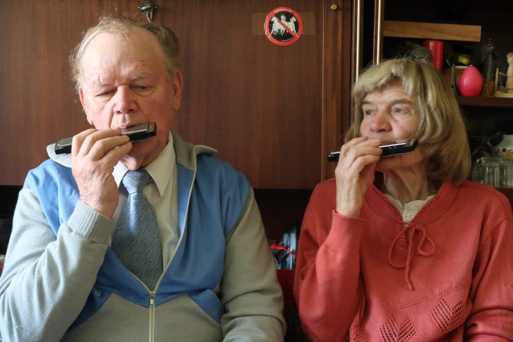 Jonas Cimnalomskis ir Irena Cimnalomskienė groja lūpinėmis armonikėlėmis. Panevėžys, 2019 m. Nuotraukos autorė Daiva Morkūnienė