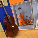 Nuotraukoje pavaizduoti smuikai