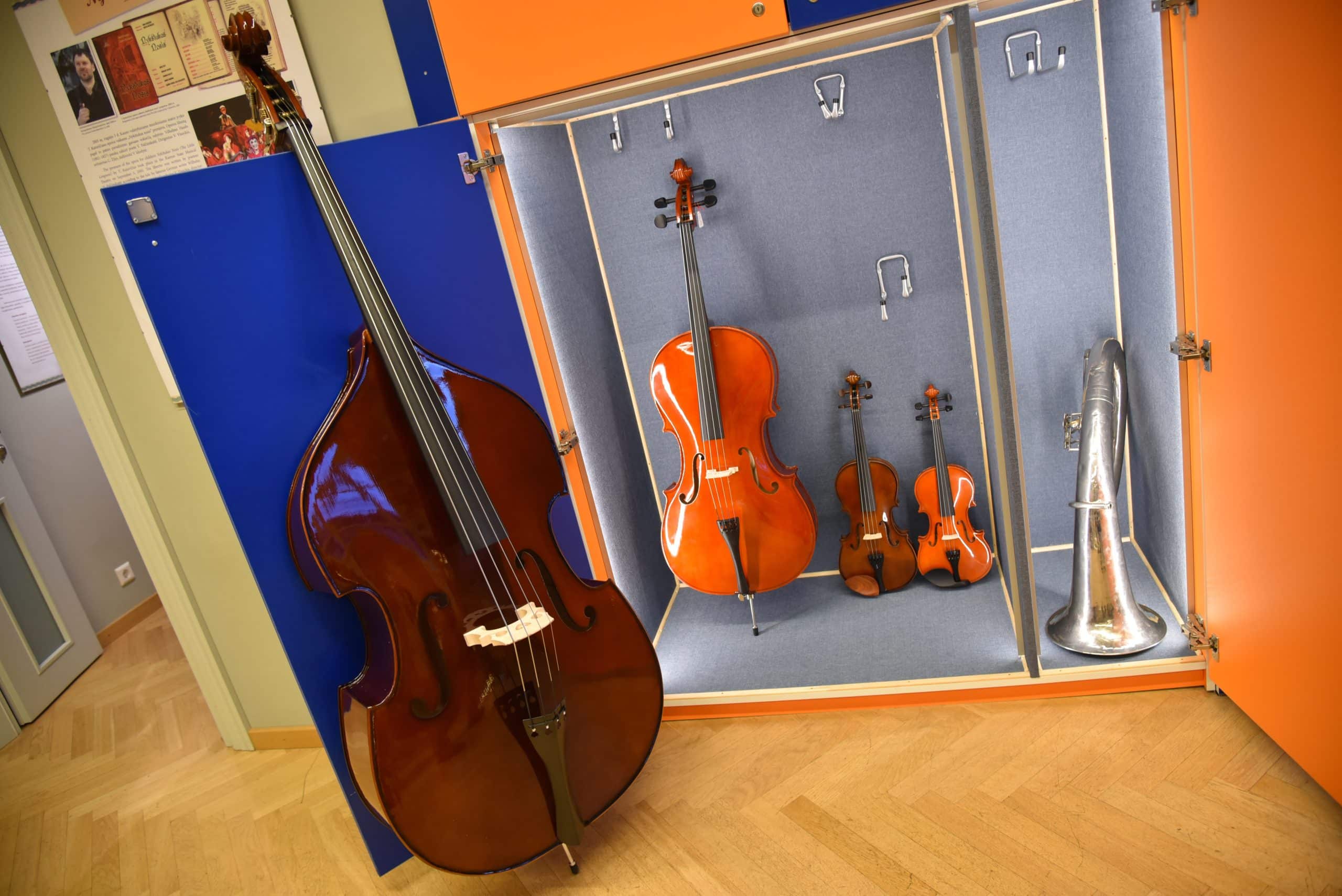 Nuotraukoje pavaizduoti smuikai