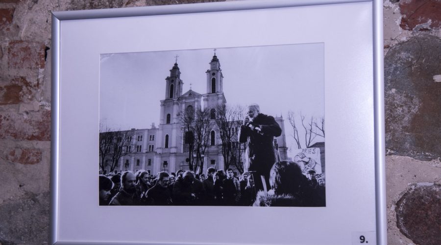 Paveikslas kuriame įrėminta sena nuotrauka