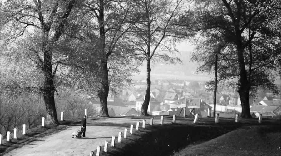 Nespalvota nuotrauka keliu eina žmogus